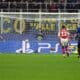 El jugador del Inter Milan Hakan Calhanoglu (2-I) marca el 1-0 durante el patido de la UEFA Champions League que han jugado Inter y Arsenal FC en el Giuseppe Meazza stadium de Milan, Italia. EFE/EPA/NICOLA MARFISI