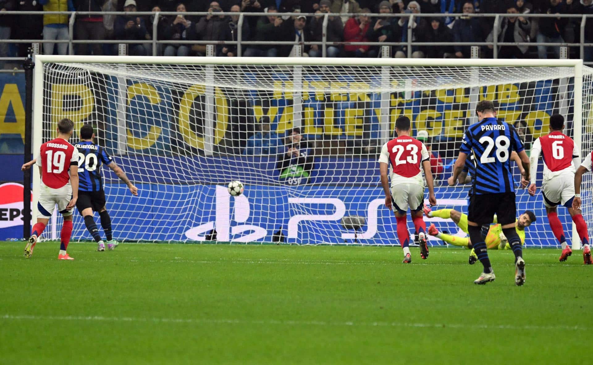 El jugador del Inter Milan Hakan Calhanoglu (2-I) marca el 1-0 durante el patido de la UEFA Champions League que han jugado Inter y Arsenal FC en el Giuseppe Meazza stadium de Milan, Italia. EFE/EPA/NICOLA MARFISI