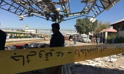 Las autoridades de seguridad paquistaníes inspeccionan el lugar de la explosión en una estación de tren en Quetta, la capital provincial de Baluchistán, Pakistán, este sábado. EFE/ Fayyaz Ahmed