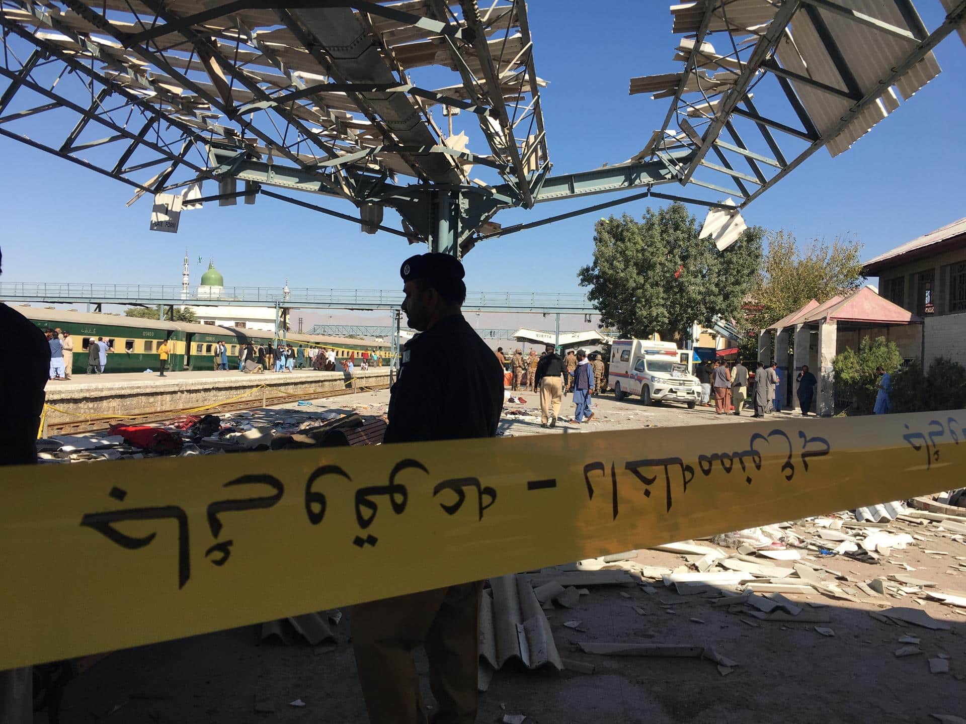 Las autoridades de seguridad paquistaníes inspeccionan el lugar de la explosión en una estación de tren en Quetta, la capital provincial de Baluchistán, Pakistán, este sábado. EFE/ Fayyaz Ahmed