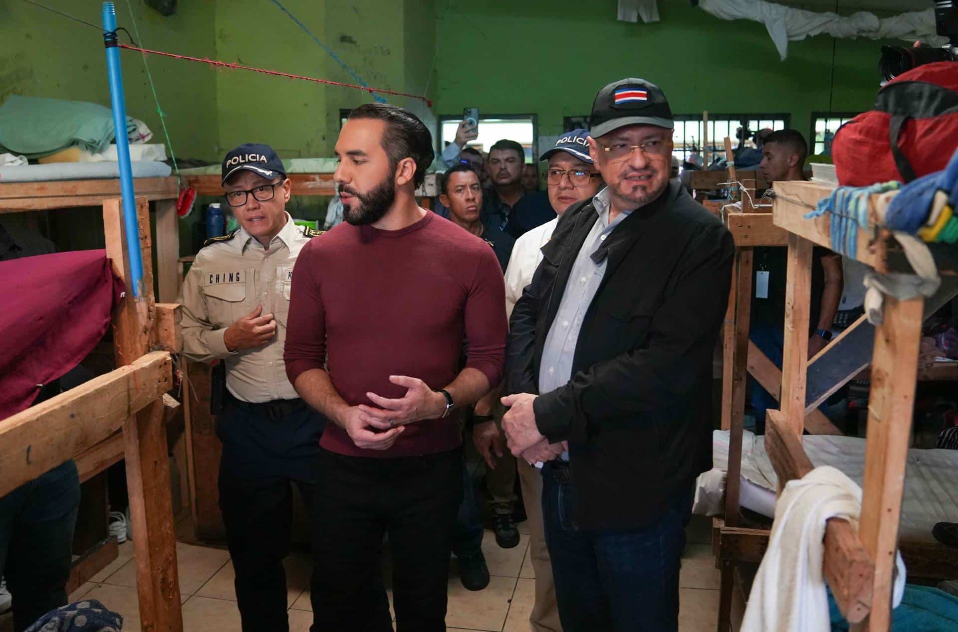 Fotografía cedida por la casa presidencial del presidente salvadoreño, Nayib Bukele (i), y el presidente costarricense, Rodrigo Chaves (d), visitando las instalaciones del centro penitenciario la Reforma, este martes, en San Rafael de la provincia de Alajuela (Costa Rica). EFE/ Johanfred Bonilla/ Casa Presidencial