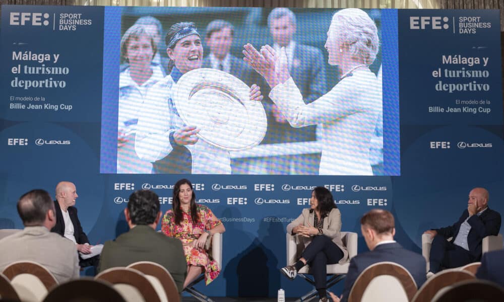 La extenista Garbiñe Muguruza (2i), Conchita Martínez (2d), directora de las finales de la Billie Jean King Cup, Antonio Jesús López Nieto(d), presidente de Unicaja Baloncesto y Luis Villarejo (i), director de Deportes de la Agencia Efe, participan en el Foro EFE Sport Business 'Málaga y el turismo deportivo. EFE/ Carlos Diaz