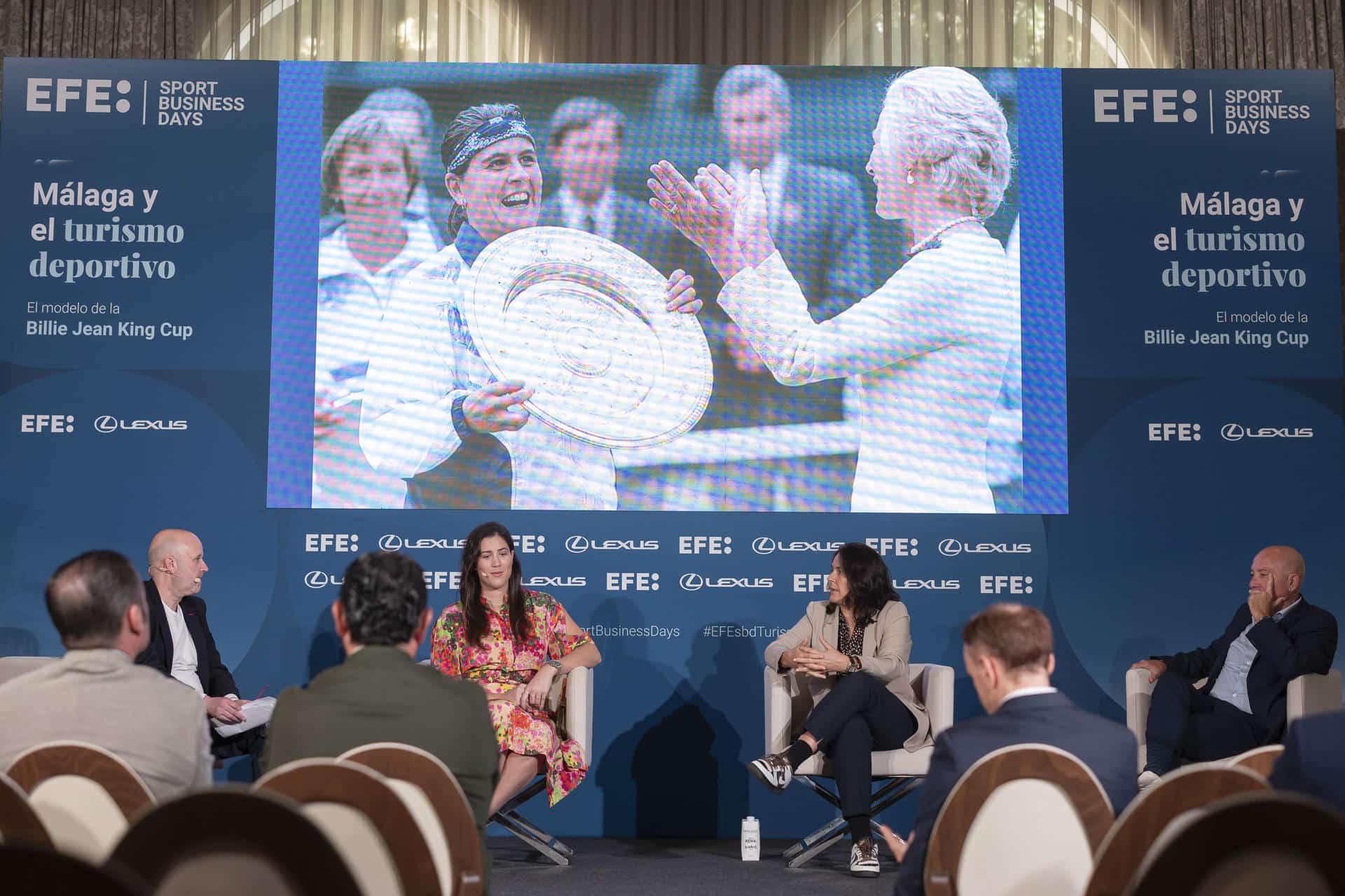 La extenista Garbiñe Muguruza (2i), Conchita Martínez (2d), directora de las finales de la Billie Jean King Cup, Antonio Jesús López Nieto(d), presidente de Unicaja Baloncesto y Luis Villarejo (i), director de Deportes de la Agencia Efe, participan en el Foro EFE Sport Business 'Málaga y el turismo deportivo. EFE/ Carlos Diaz