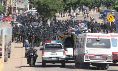 Integrantes de la Policía Boliviana se reúnen para intervenir vías desbloqueadas este lunes, en Mainara (Bolivia). EFE/ Juan Carlos Torrejon