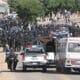 Integrantes de la Policía Boliviana se reúnen para intervenir vías desbloqueadas este lunes, en Mainara (Bolivia). EFE/ Juan Carlos Torrejon