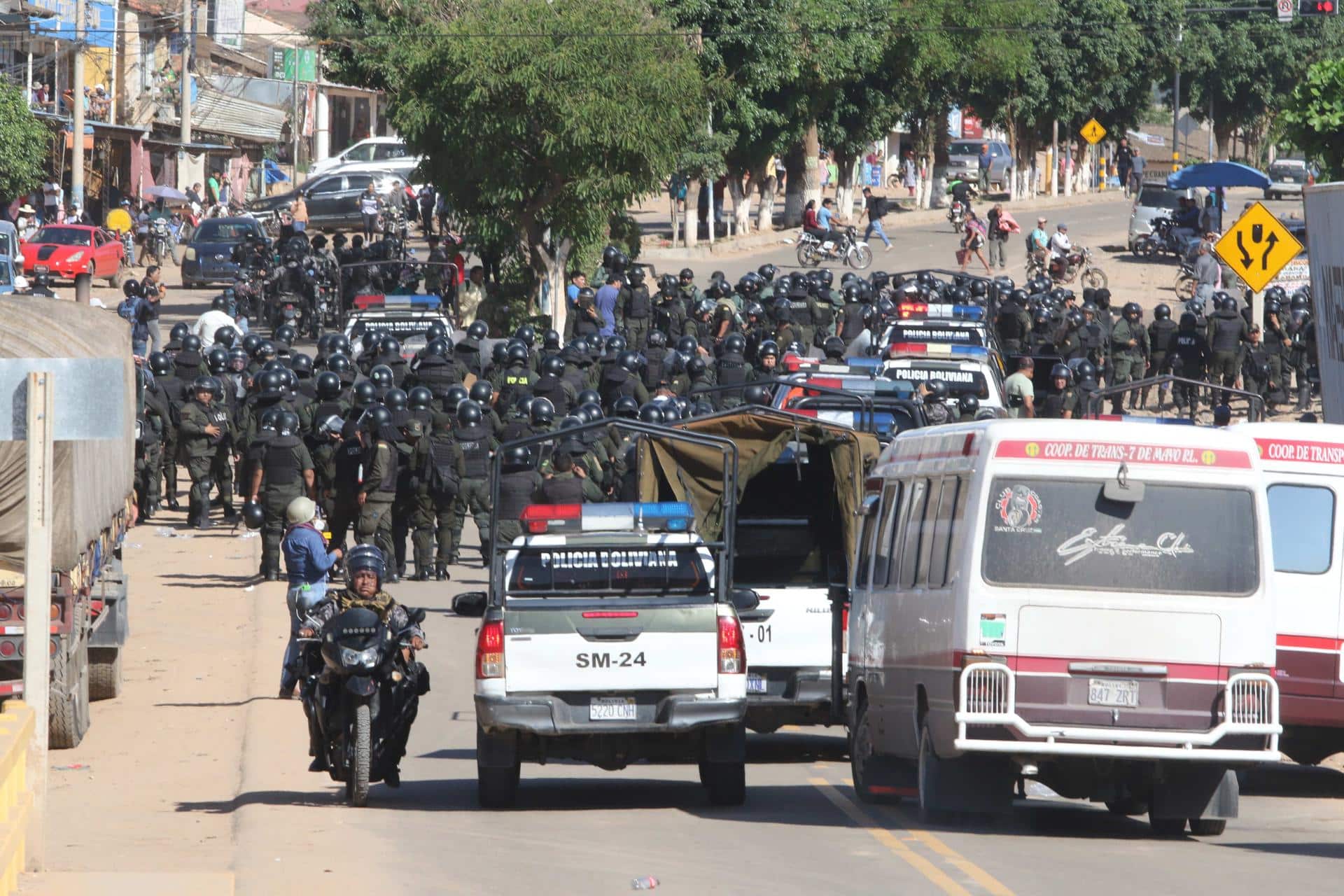 Integrantes de la Policía Boliviana se reúnen para intervenir vías desbloqueadas este lunes, en Mainara (Bolivia). EFE/ Juan Carlos Torrejon