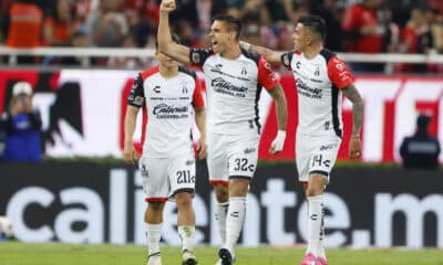 Uros Durdevic (c) junto a Luis Ricardo Reyes de Atlas celebran un gol este jueves, durante un partido de reclasificación del torneo apertura 2024 de la liga del fútbol mexicano entre Guadalajara y Atlas, en el Estadio Akron, en la ciudad de Guadalajara, Jalisco (México). EFE/ Francisco Guasco