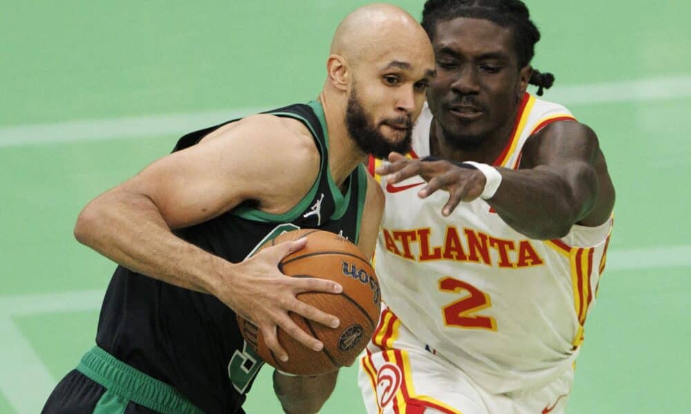 El escolta de los Boston Celtics, Derrick White (I), avanza hacia el aro mientras el escolta de los Atlanta Hawks, Keaton Wallace (D), defiende durante la segunda mitad del partido del Torneo de Temporada de la NBA. EFE/EPA/CJ GUNTHER