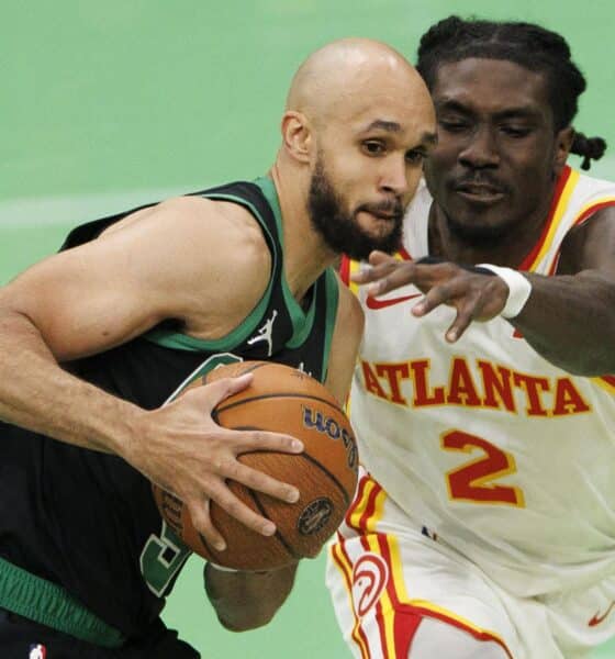 El escolta de los Boston Celtics, Derrick White (I), avanza hacia el aro mientras el escolta de los Atlanta Hawks, Keaton Wallace (D), defiende durante la segunda mitad del partido del Torneo de Temporada de la NBA. EFE/EPA/CJ GUNTHER