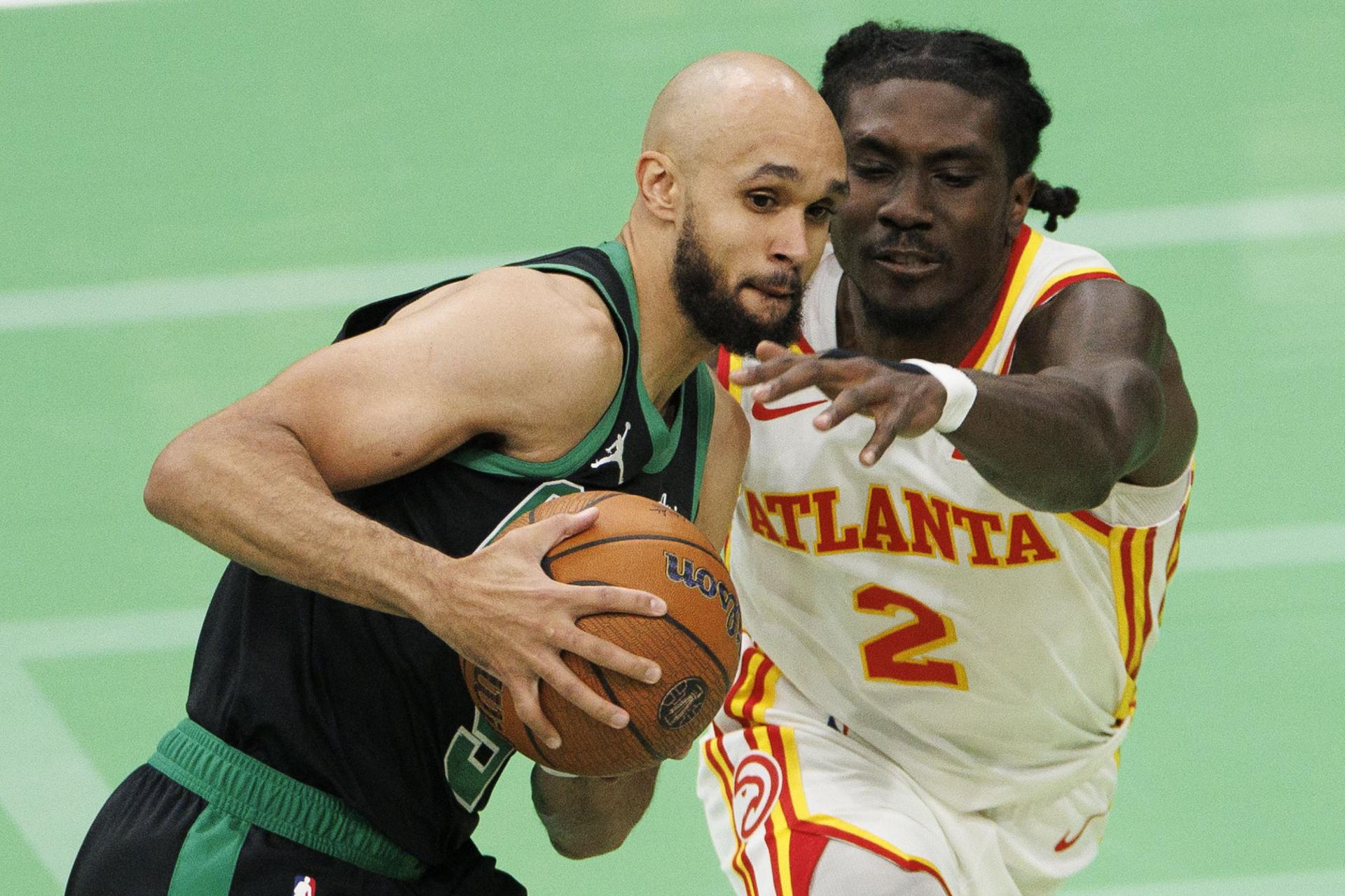 El escolta de los Boston Celtics, Derrick White (I), avanza hacia el aro mientras el escolta de los Atlanta Hawks, Keaton Wallace (D), defiende durante la segunda mitad del partido del Torneo de Temporada de la NBA. EFE/EPA/CJ GUNTHER