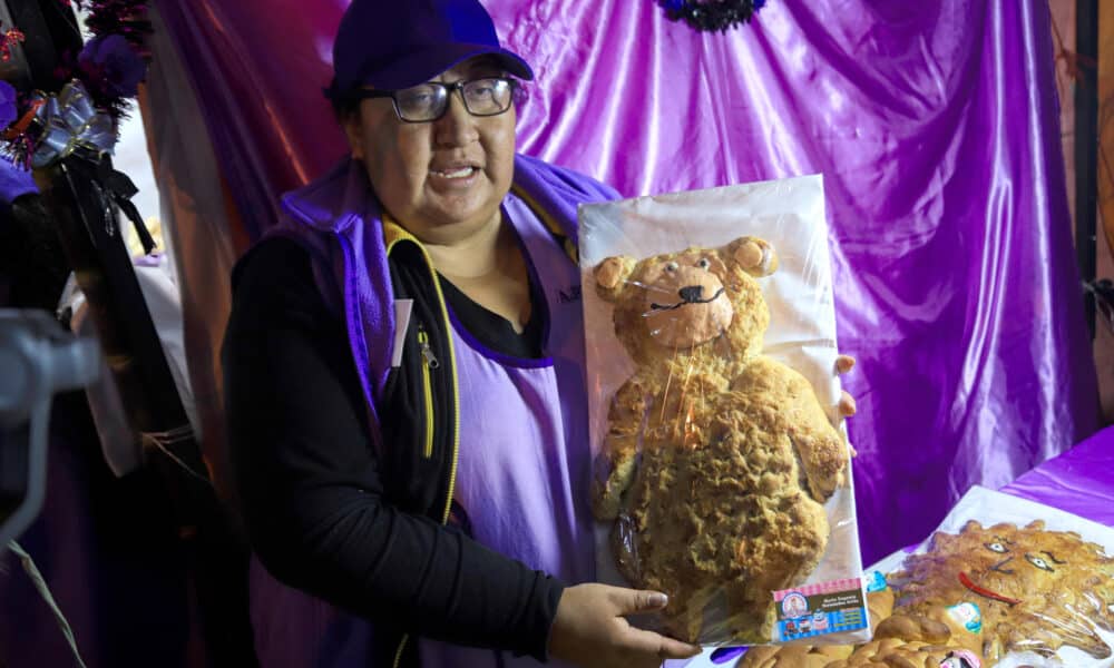 Una persona muestra el pasado jueves, panes con rostros o tantawawas para poner en una mesa o altar en honor a los animales que murieron en los pasados incendios forestales, en La Paz (Bolivia). EFE/Gabriel Márquez