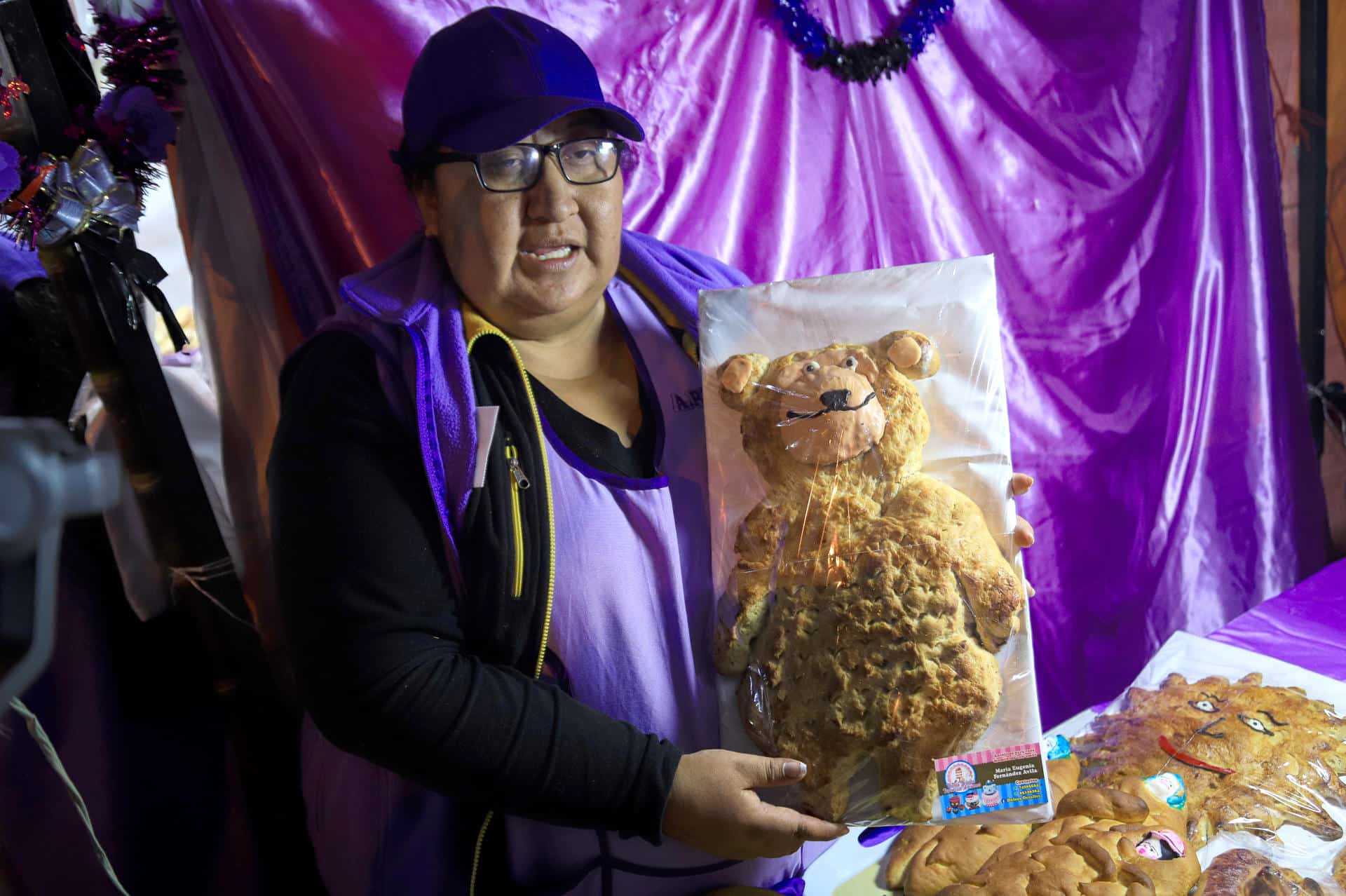 Una persona muestra el pasado jueves, panes con rostros o tantawawas para poner en una mesa o altar en honor a los animales que murieron en los pasados incendios forestales, en La Paz (Bolivia). EFE/Gabriel Márquez