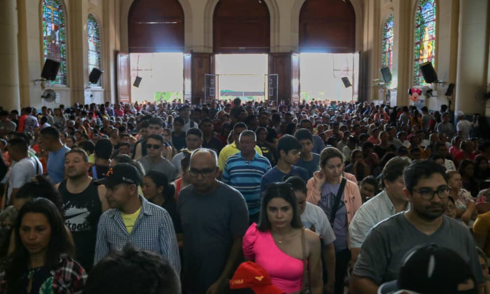 Feligreses participan en la peregrinación masiva hasta la Basílica de Nuestra Señora de los Milagros para rendir tributo a la Virgen de Caacupé. Foto de archivo. EFE/ Rubén Peña