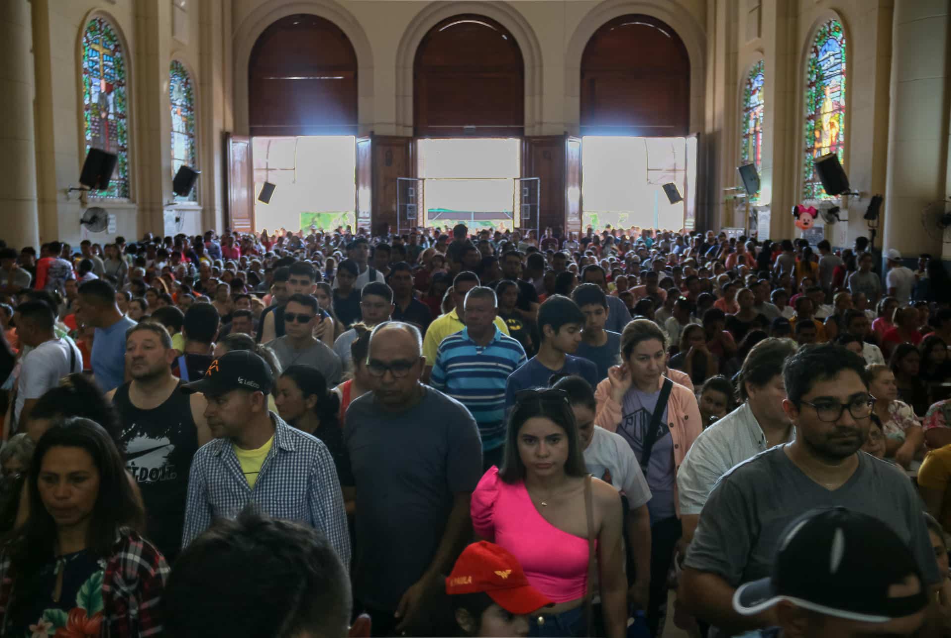 Feligreses participan en la peregrinación masiva hasta la Basílica de Nuestra Señora de los Milagros para rendir tributo a la Virgen de Caacupé. Foto de archivo. EFE/ Rubén Peña