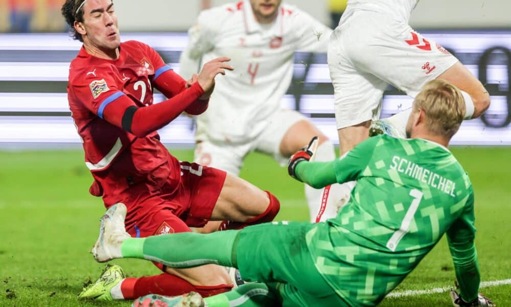 El delantero serbio Dusan Vlahovic (I) choca con el portero danés Kasper Schmeichel durante el partido de la UEFA Nations League que han jugado Serbia y Dinamarca jugado en Leskovac, Serbia. EFE/EPA/ANDREJ CUKIC