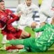 El delantero serbio Dusan Vlahovic (I) choca con el portero danés Kasper Schmeichel durante el partido de la UEFA Nations League que han jugado Serbia y Dinamarca jugado en Leskovac, Serbia. EFE/EPA/ANDREJ CUKIC