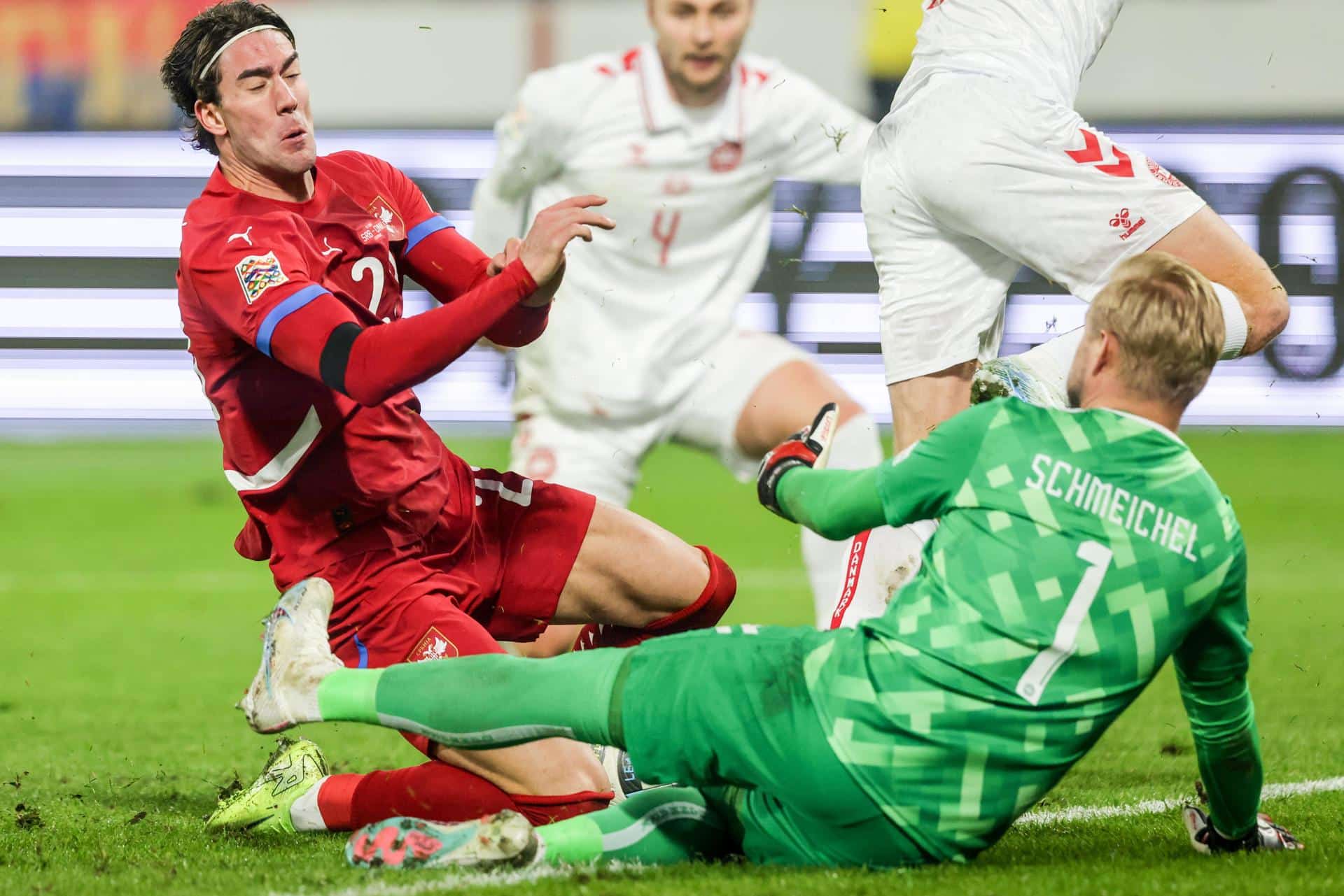 El delantero serbio Dusan Vlahovic (I) choca con el portero danés Kasper Schmeichel durante el partido de la UEFA Nations League que han jugado Serbia y Dinamarca jugado en Leskovac, Serbia. EFE/EPA/ANDREJ CUKIC