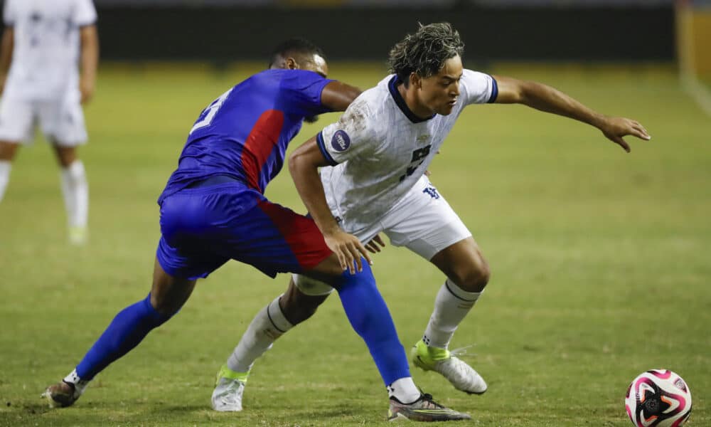 Ayrton Cicilia (i) de Bonaire disputa un balón con Francis Castillo de El Salvador en un partido de la Copa Centroamericana. EFE/ Rodrigo Sura