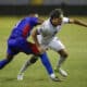 Ayrton Cicilia (i) de Bonaire disputa un balón con Francis Castillo de El Salvador en un partido de la Copa Centroamericana. EFE/ Rodrigo Sura