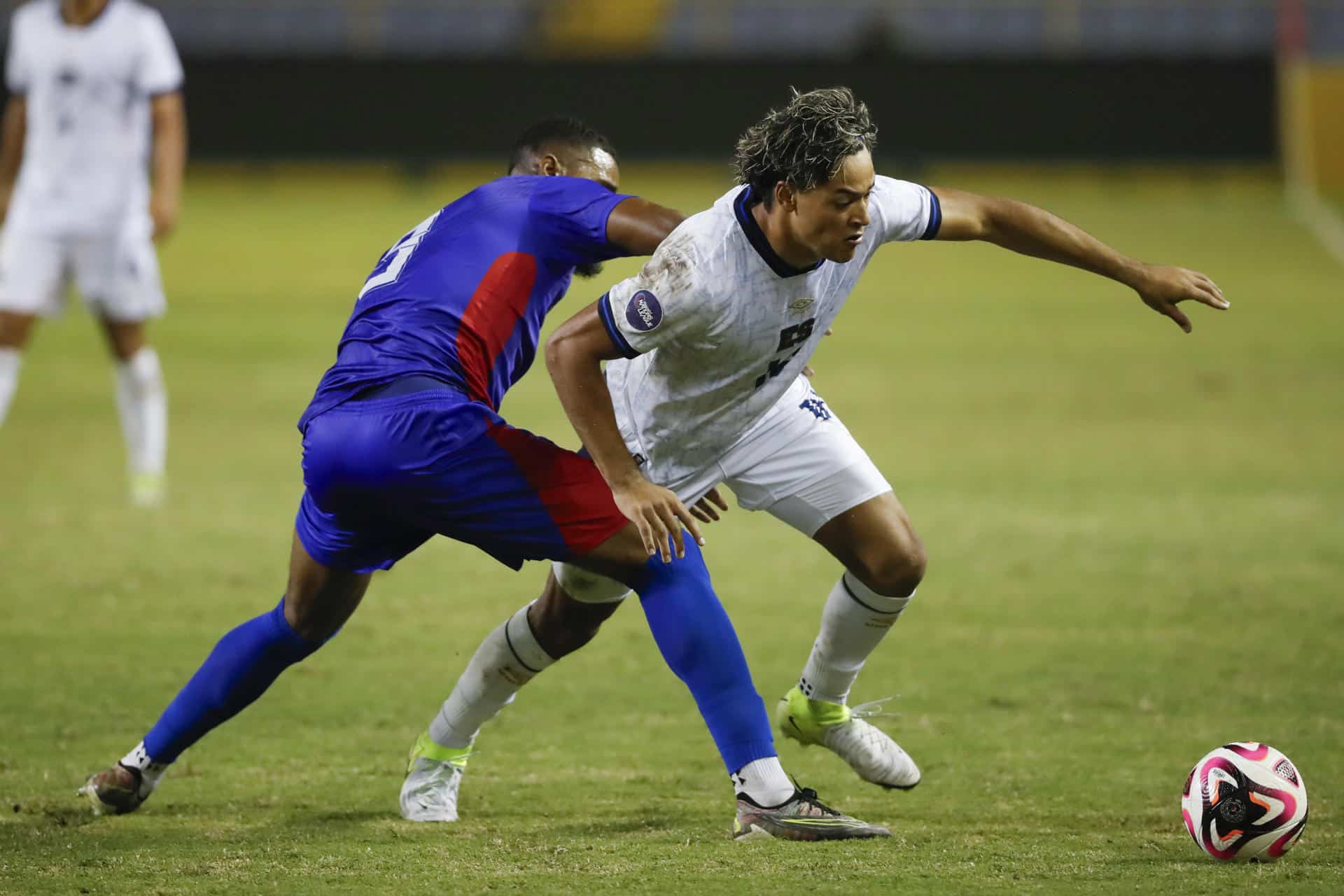 Ayrton Cicilia (i) de Bonaire disputa un balón con Francis Castillo de El Salvador en un partido de la Copa Centroamericana. EFE/ Rodrigo Sura