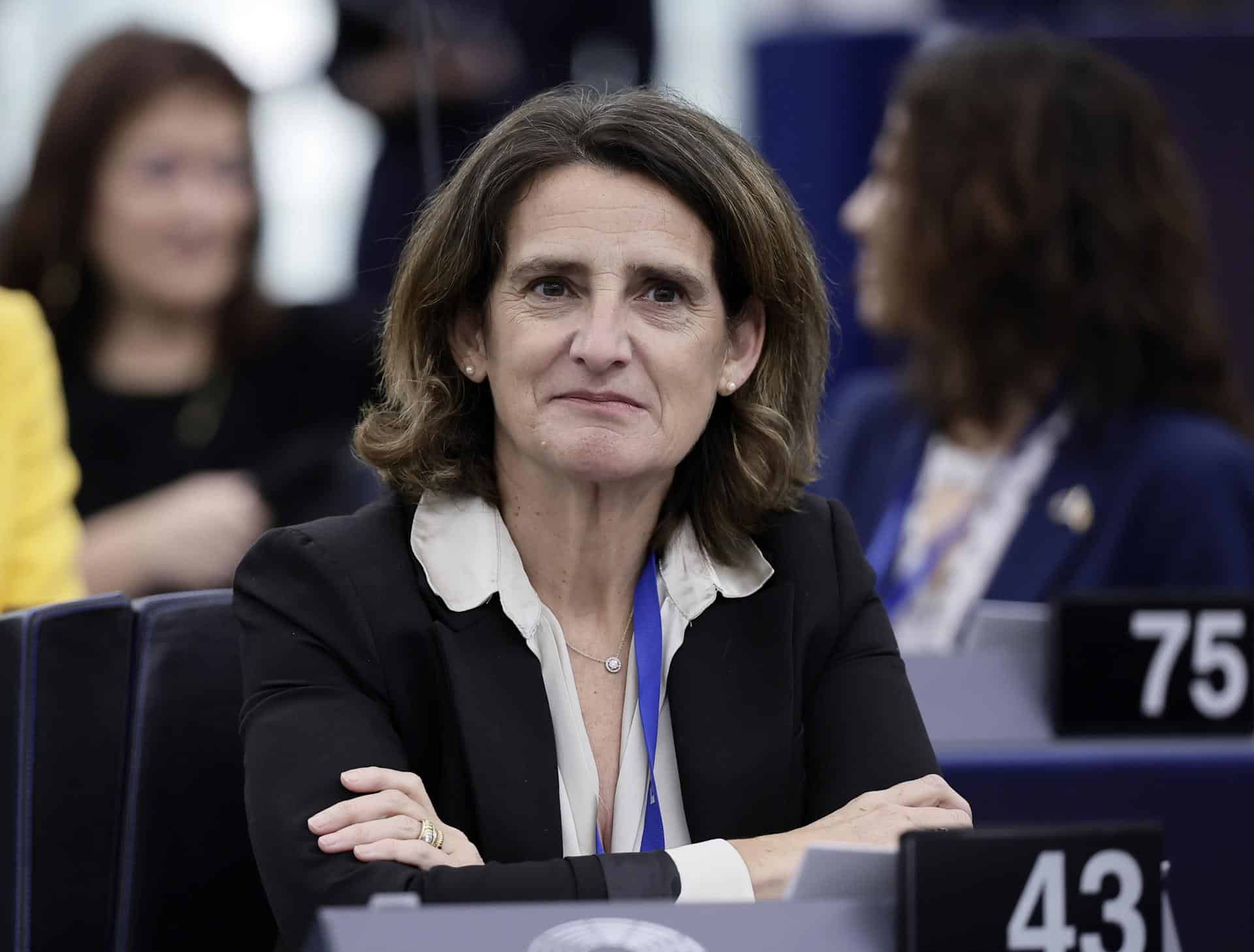 La vicepresidenta ejecutiva de la Comisión Europea para una Transición Limpia, Justa y Competitiva, Teresa Ribera, en el debate y aprobación del Colegio de Comisarios en el Parlamento Europeo en Estrasburgo, Francia, 27 de noviembre de 2024. 
EFE/EPA/RONALD WITTEK