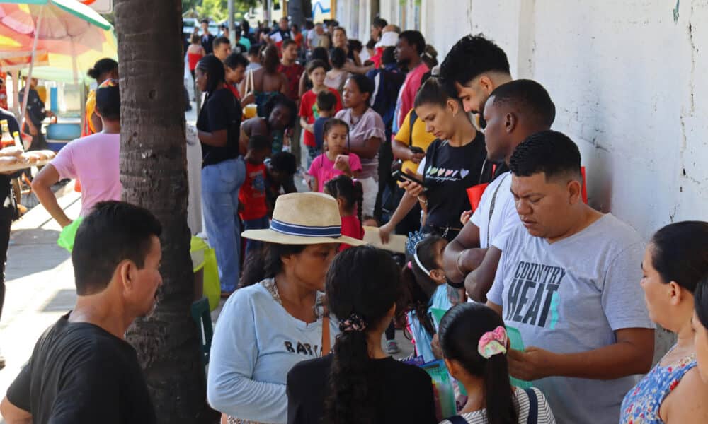 Migrantes hacen fila en estaciones migratorias este jueves, en Tapachula (México). EFE/Juan Manuel Blanco