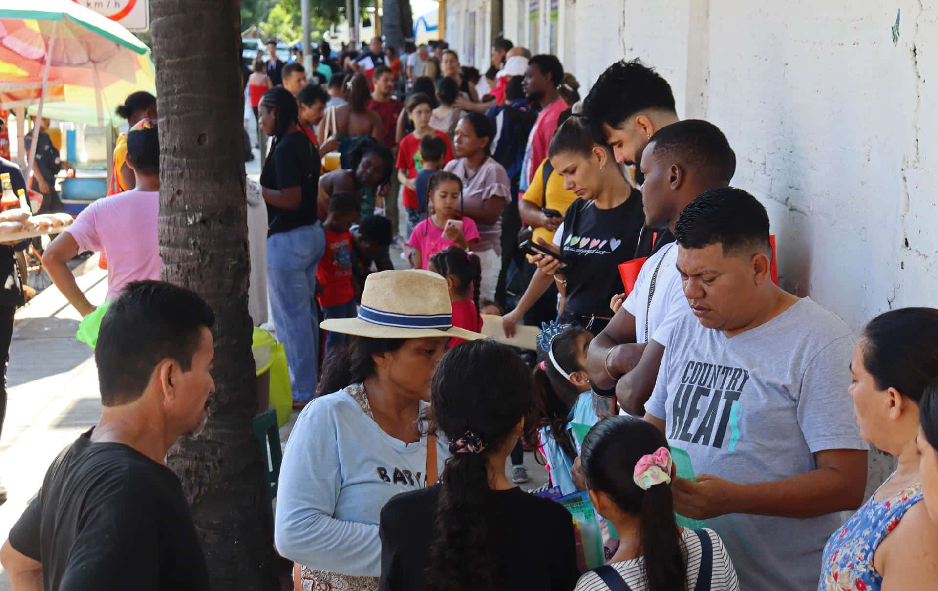 Migrantes hacen fila en estaciones migratorias este jueves, en Tapachula (México). EFE/Juan Manuel Blanco