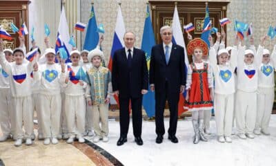 El presidente ruso Vladimir Putin (C) y el presidente de Kazajistán Kassym-Jomart Tokayev (L) posan para fotos durante una ceremonia de bienvenida en el Aeropuerto Internacional Nursultan Nazarbayev, en Astaná, Kazajistán, 27 de noviembre de 2024. El presidente ruso se encuentra en una visita de estado a Kazajistán. (Kazajistán, Rusia) EFE/EPA/GAVRIIL GRIGOROV / SPUTNIK / GRUPO DEL KREMLIN