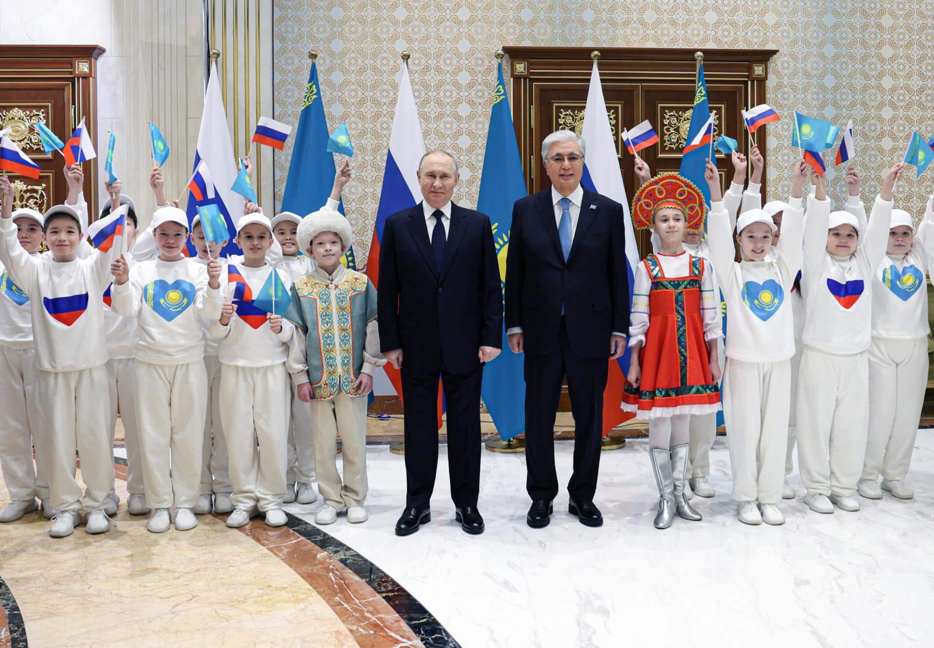 El presidente ruso Vladimir Putin (C) y el presidente de Kazajistán Kassym-Jomart Tokayev (L) posan para fotos durante una ceremonia de bienvenida en el Aeropuerto Internacional Nursultan Nazarbayev, en Astaná, Kazajistán, 27 de noviembre de 2024. El presidente ruso se encuentra en una visita de estado a Kazajistán. (Kazajistán, Rusia) EFE/EPA/GAVRIIL GRIGOROV / SPUTNIK / GRUPO DEL KREMLIN