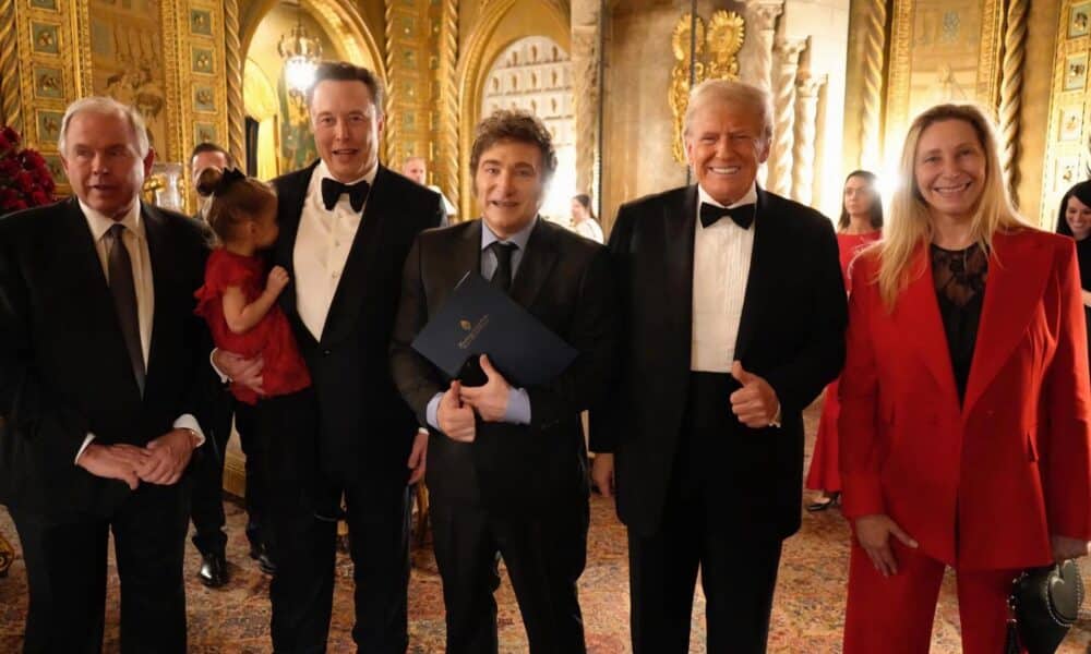 Fotografía cedida por la Oficina de prensa de la presidencia de Argentina del Presidente argentino Javier Milei (c) posando junto al presidente electo de Estados Unidos, Donald Trump (2d); el empresario Elon Musk (2i); el canciller argentino, Gerardo Werthein (i), y la secretaria general de la Presidencia, Karina Milei, durante la gala de un foro de conservadores, este jueves, en Mar-a-Lago en West Palm Beach, Florida (Estados Unidos). EFE/ Presidencia de Argentina /SOLO USO EDITORIAL /NO VENTAS /SOLO DISPONIBLE PARA ILUSTRAR LA NOTICIA QUE ACOMPAÑA /CRÉDITO OBLIGATORIO