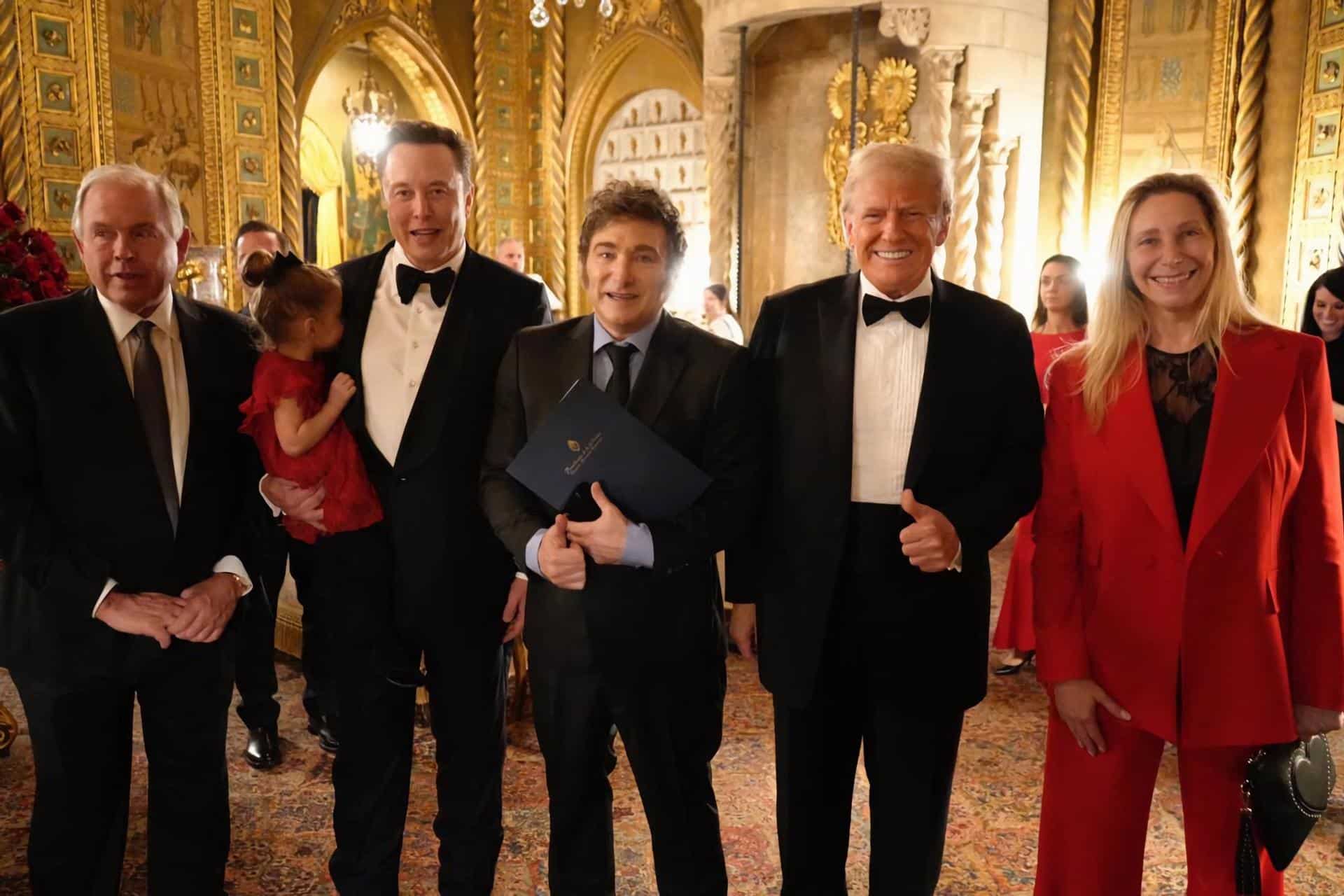 Fotografía cedida por la Oficina de prensa de la presidencia de Argentina del Presidente argentino Javier Milei (c) posando junto al presidente electo de Estados Unidos, Donald Trump (2d); el empresario Elon Musk (2i); el canciller argentino, Gerardo Werthein (i), y la secretaria general de la Presidencia, Karina Milei, durante la gala de un foro de conservadores, este jueves, en Mar-a-Lago en West Palm Beach, Florida (Estados Unidos). EFE/ Presidencia de Argentina /SOLO USO EDITORIAL /NO VENTAS /SOLO DISPONIBLE PARA ILUSTRAR LA NOTICIA QUE ACOMPAÑA /CRÉDITO OBLIGATORIO