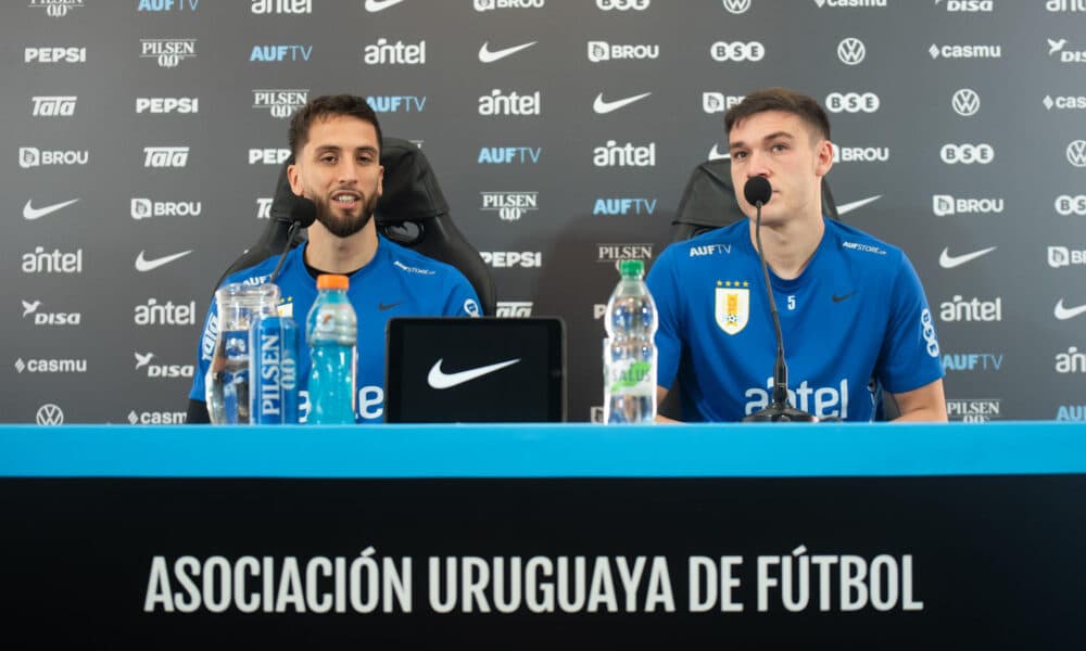 Los jugadores uruguayos Manuel Ugarte (d) y Rodrigo Bentancur ofrecieron este miércoles una conferencia de prensa en Montevideo para hablar sobre el partido del 14 de noviembre contra Colombia en el estadio Centenario. . EFE/ Sofía Torres