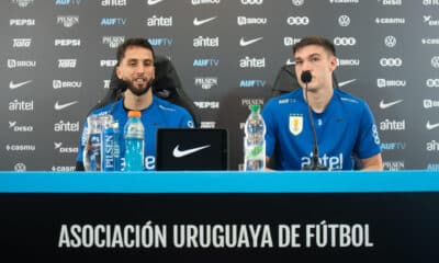 Los jugadores uruguayos Manuel Ugarte (d) y Rodrigo Bentancur ofrecieron este miércoles una conferencia de prensa en Montevideo para hablar sobre el partido del 14 de noviembre contra Colombia en el estadio Centenario. . EFE/ Sofía Torres