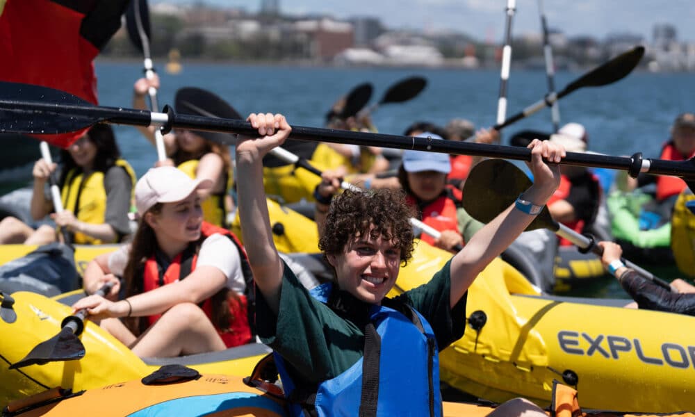 Fotografía cedida por el grupo climático Rising Tide de personas en kayaks participando de una protesta, este viernes, en el puerto de Newcastle (Australia). Centenares de manifestantes comenzaron a congregarse este viernes en el puerto de Newcastle, la mayor terminal marítima de carbón del mundo al sureste de Australia, con la intención de bloquearlo y exigir el fin del uso de combustibles fósiles en el país. EFE/ Rising Tide SOLO USO EDITORIAL/SOLO DISPONIBLE PARA ILUSTRAR LA NOTICIA QUE ACOMPAÑA (CRÉDITO OBLIGATORIO)