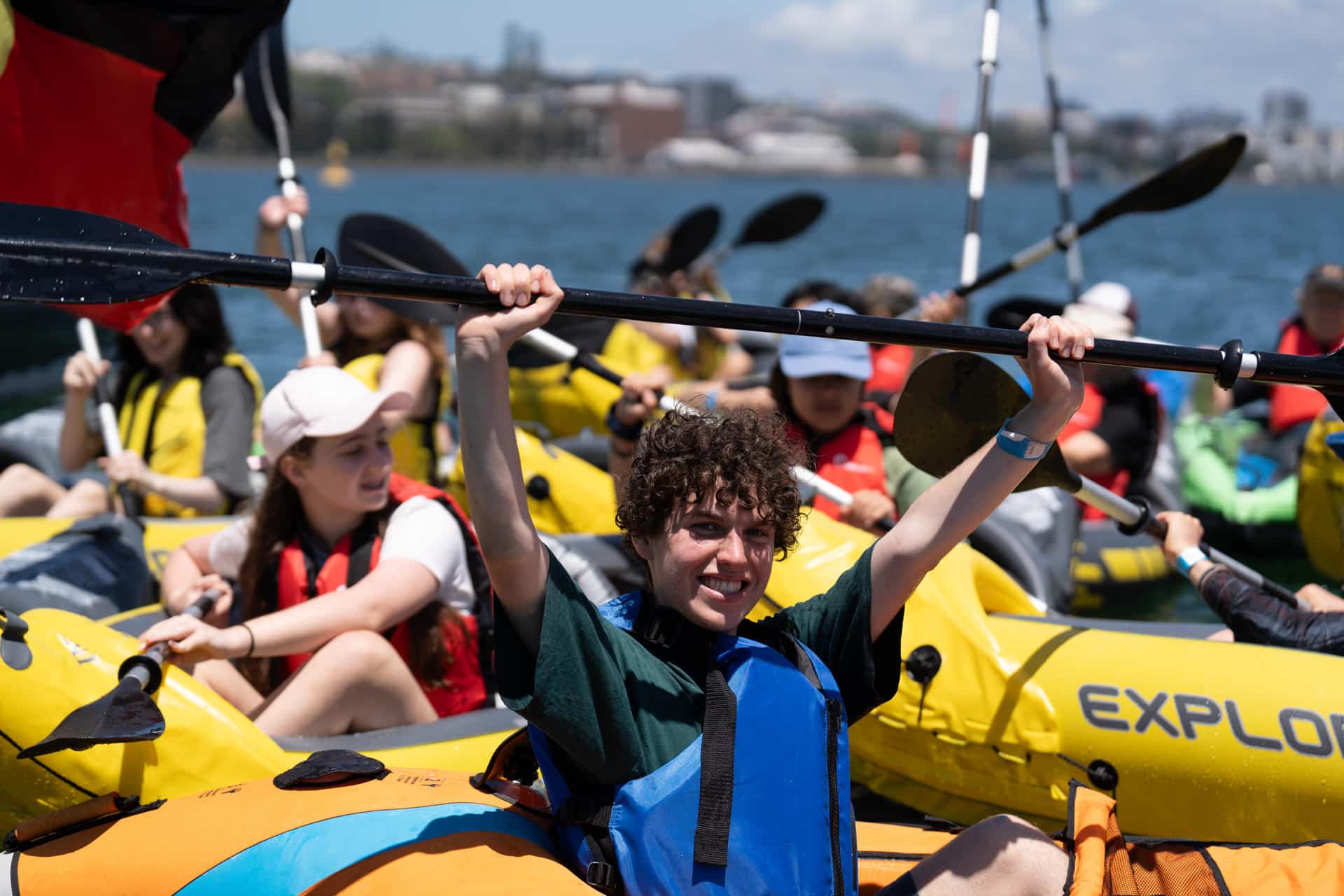 Fotografía cedida por el grupo climático Rising Tide de personas en kayaks participando de una protesta, este viernes, en el puerto de Newcastle (Australia). Centenares de manifestantes comenzaron a congregarse este viernes en el puerto de Newcastle, la mayor terminal marítima de carbón del mundo al sureste de Australia, con la intención de bloquearlo y exigir el fin del uso de combustibles fósiles en el país. EFE/ Rising Tide SOLO USO EDITORIAL/SOLO DISPONIBLE PARA ILUSTRAR LA NOTICIA QUE ACOMPAÑA (CRÉDITO OBLIGATORIO)