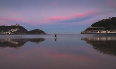 En la imagen de archivo, dos personas corren al amanecer por la orilla de la playa. EFE/Javier Etxezarreta