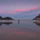 En la imagen de archivo, dos personas corren al amanecer por la orilla de la playa. EFE/Javier Etxezarreta