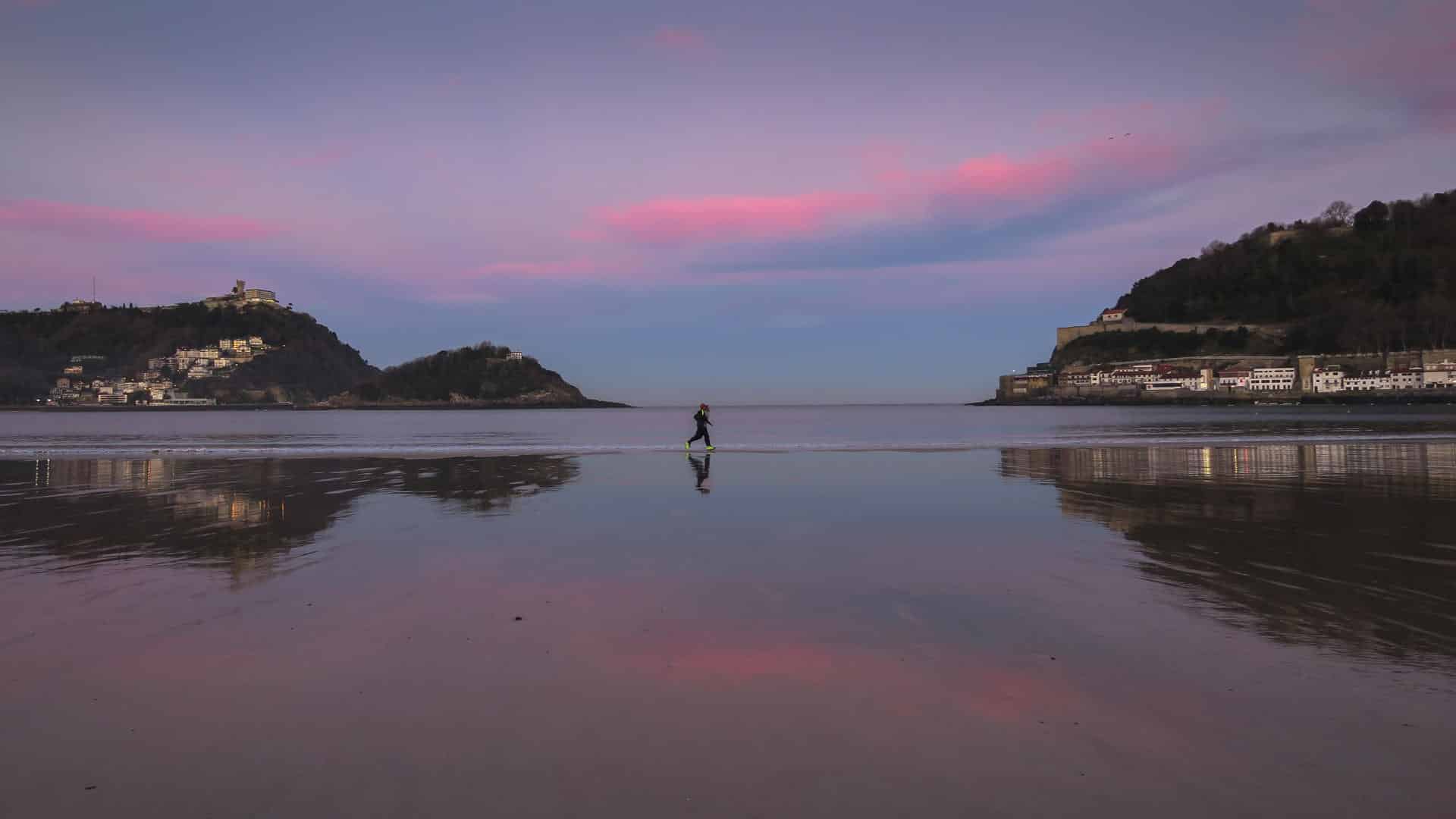 En la imagen de archivo, dos personas corren al amanecer por la orilla de la playa. EFE/Javier Etxezarreta