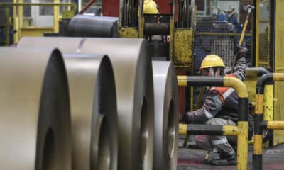 Fotografía de archivo que muestra una línea de galvanizado de ArcelorMittal. EFE/ J. L. Cereijido.