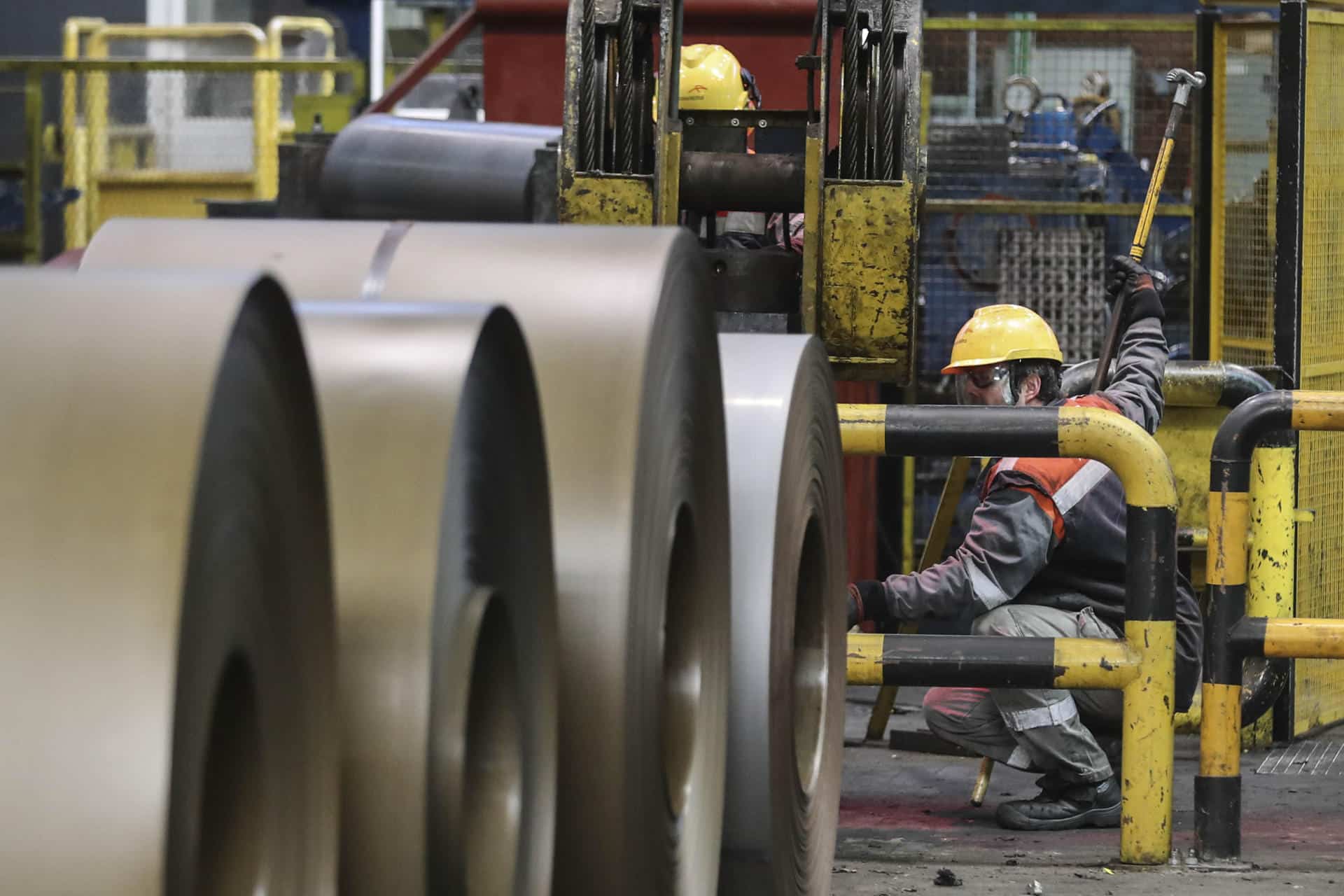 Fotografía de archivo que muestra una línea de galvanizado de ArcelorMittal. EFE/ J. L. Cereijido.