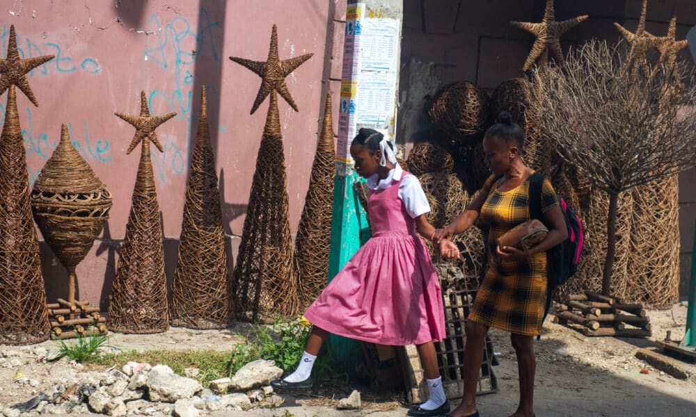 Dos mujeres caminan por una calle en Puerto Príncipe (Haití). EFE / Johnson Sabin