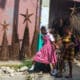 Dos mujeres caminan por una calle en Puerto Príncipe (Haití). EFE / Johnson Sabin