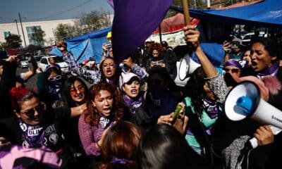 Mujeres pertenecientes a colectivos feministas protestan en la entrada del Reclusorio Oriente, este miércoles, en la Ciudad de México (México). EFE/Sáshenka Gutiérrez