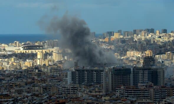 El humo se eleva tras un ataque aéreo israelí en el distrito de Dahieh, al sur de Beirut, Líbano, este lunes. El ejército de Israel anunció el 25 de noviembre que llevó a cabo ataques 'basados en la inteligencia' contra varios objetivos de Hezbolá en la zona de Dahieh, en Beirut. EFE/ Wael Hamzeh