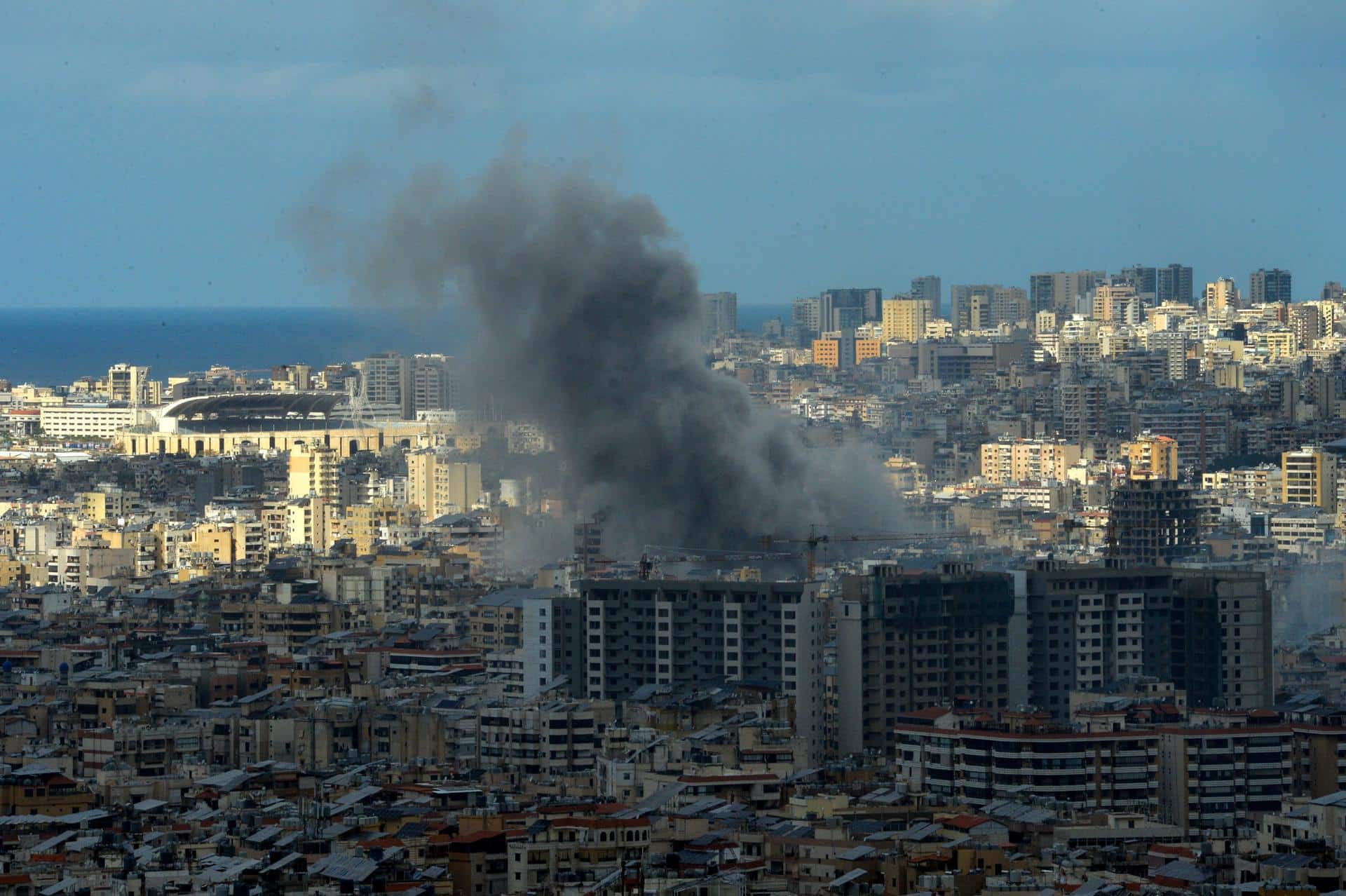 El humo se eleva tras un ataque aéreo israelí en el distrito de Dahieh, al sur de Beirut, Líbano, este lunes. El ejército de Israel anunció el 25 de noviembre que llevó a cabo ataques 'basados en la inteligencia' contra varios objetivos de Hezbolá en la zona de Dahieh, en Beirut. EFE/ Wael Hamzeh