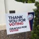 Fotografía de un cartel que agradece por votar en las elecciones presidenciales, este 5 en el Centro de recreación Morton y Barbara Mandel en Palm Beach, Florida (Estados Unidos). Decenas de simpatizantes de Donald Trump se reunieron en el centro de votación del Morton and Barbara Mandel Recreation Center, de Palm Beach (Florida, EE.UU.), para apoyarlo y acompañarlo a votar en el lugar. EFE/ Alicia Civita