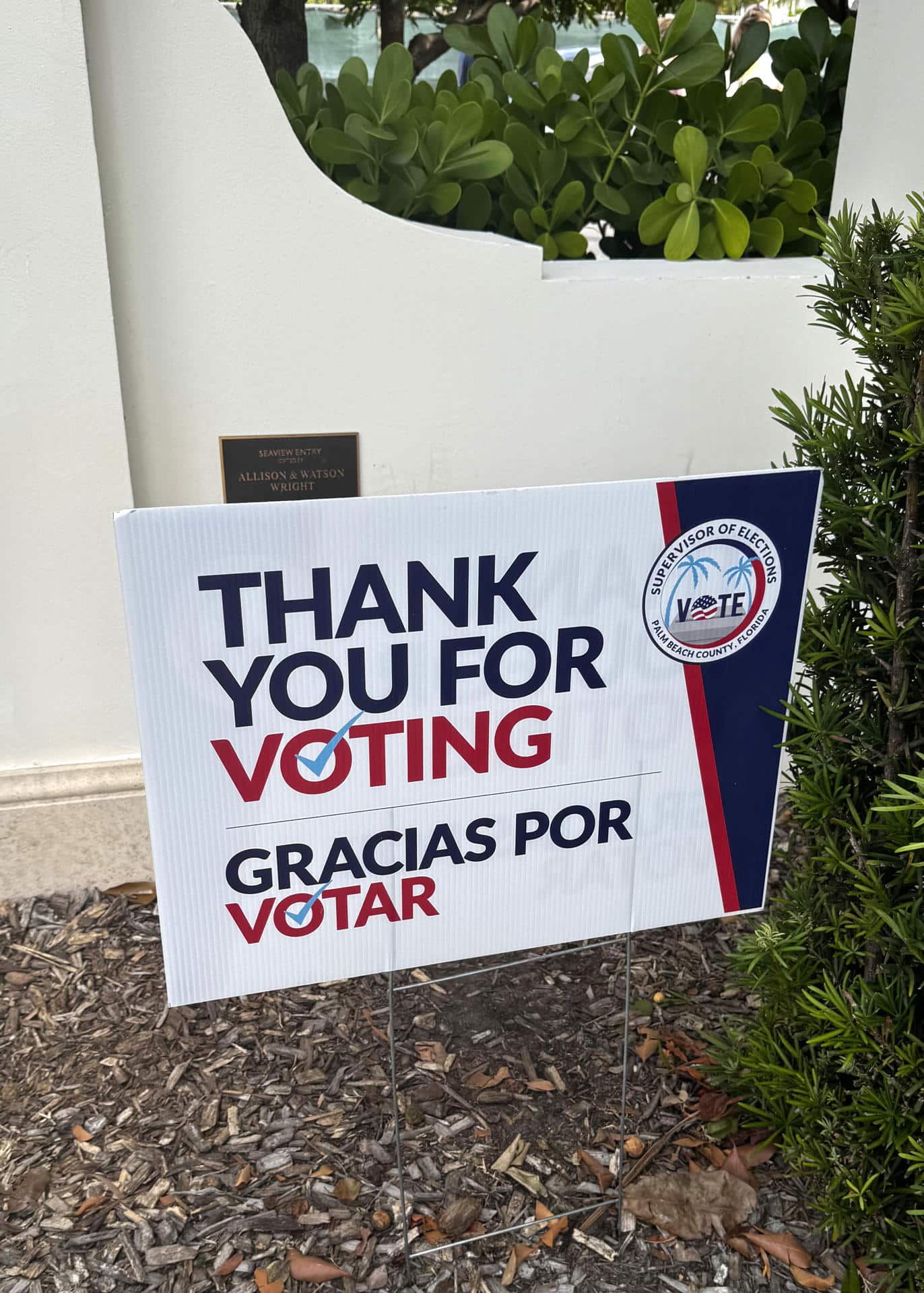 Fotografía de un cartel que agradece por votar en las elecciones presidenciales, este 5 en el Centro de recreación Morton y Barbara Mandel en Palm Beach, Florida (Estados Unidos). Decenas de simpatizantes de Donald Trump se reunieron en el centro de votación del Morton and Barbara Mandel Recreation Center, de Palm Beach (Florida, EE.UU.), para apoyarlo y acompañarlo a votar en el lugar. EFE/ Alicia Civita