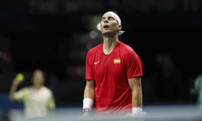 El tenista español Rafa Nadal anate el neerlandés Botic Van de Zandschulp durante el primer partido de los cuartos de final entre los equipos de España y Países Bajos, este martes en el Palacio de los Deportes José María Martín Carpena de Málaga (Andalucía). EFE/ Jorge Zapata