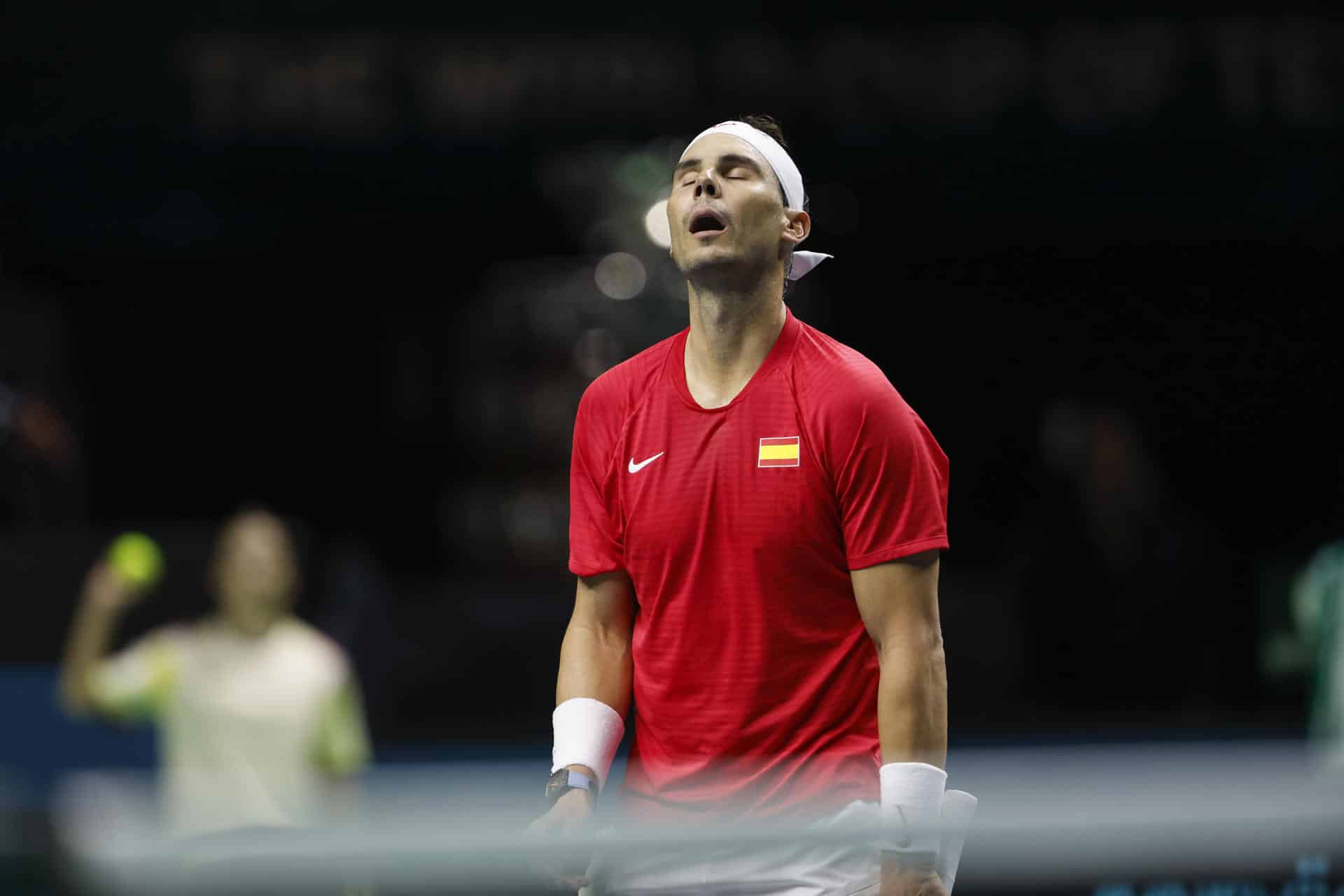 El tenista español Rafa Nadal anate el neerlandés Botic Van de Zandschulp durante el primer partido de los cuartos de final entre los equipos de España y Países Bajos, este martes en el Palacio de los Deportes José María Martín Carpena de Málaga (Andalucía). EFE/ Jorge Zapata