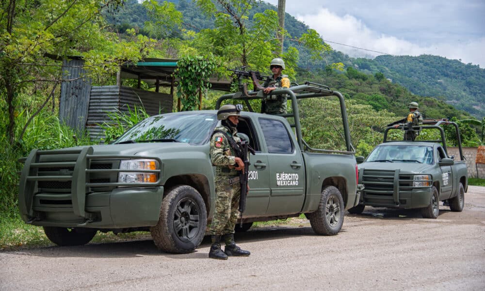 Fotografía de archivo fechada el 14 de junio de 2024, de integrantes del Ejercito Mexicano en un reten de vigilancia, en la comunidad de Tila, municipio de Yajalón, estado de Chiapas (México). EFE/ Carlos López